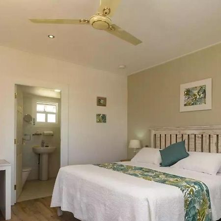 The Runway Lodge Pointe La Rue Exterior photo