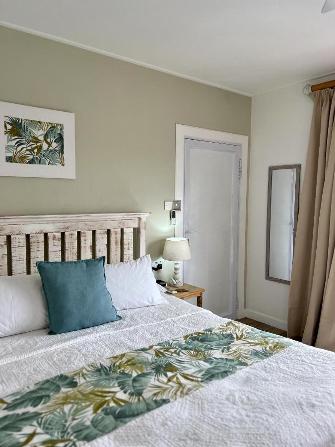 The Runway Lodge Pointe La Rue Exterior photo