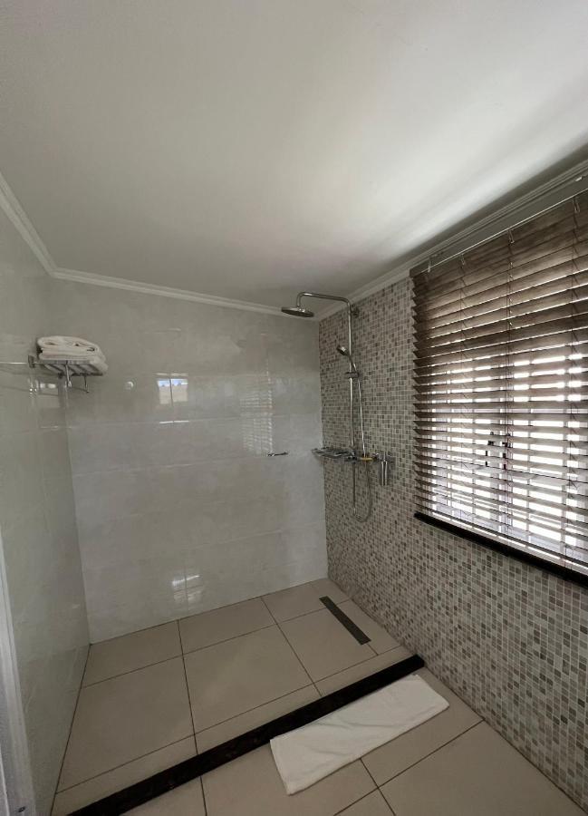 The Runway Lodge Pointe La Rue Exterior photo