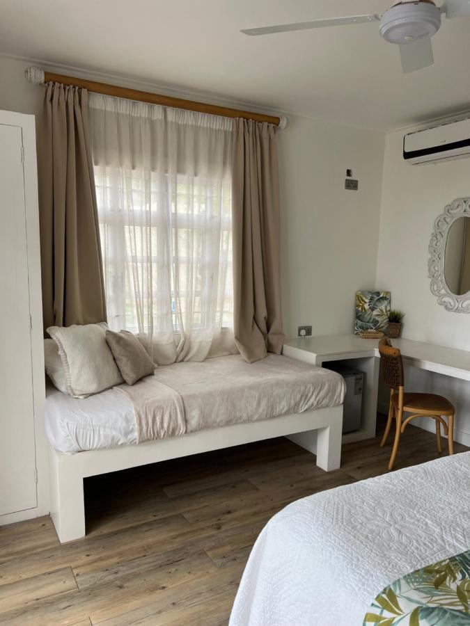 The Runway Lodge Pointe La Rue Exterior photo